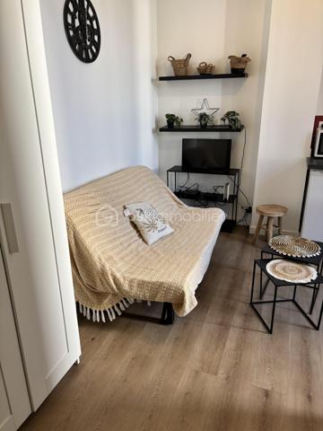 Venez découvrir ce petit studio, idéal étudiant ou location courte durée.
Actuellement loué 330€/mois, rentabilité brute de 10% !
Un box privatif d'environ 3m² est également associé au bien.

Petite copropriété de 6 appartements

170€ de charges par an en incluant la taxe foncière

Rare sur le marché, dépêchez-vous !

Contacter Nicolas GARDIES : 06.20.99.03.07
