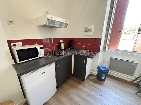 Venez découvrir ce petit studio, idéal étudiant ou location courte durée.
Actuellement loué 330€/mois, rentabilité brute de 10% !
Un box privatif d'environ 3m² est également associé au bien.

Petite copropriété de 6 appartements

170€ de charges par an en incluant la taxe foncière

Rare sur le marché, dépêchez-vous !

Contacter Nicolas GARDIES : 06.20.99.03.07
