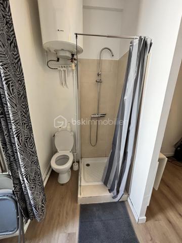 Venez découvrir ce petit studio, idéal étudiant ou location courte durée.
Actuellement loué 330€/mois, rentabilité brute de 10% !
Un box privatif d'environ 3m² est également associé au bien.

Petite copropriété de 6 appartements

170€ de charges par an en incluant la taxe foncière

Rare sur le marché, dépêchez-vous !

Contacter Nicolas GARDIES : 06.20.99.03.07