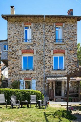 maison en pierre, rénovée, avec terrain attenant, dépendances et piscine