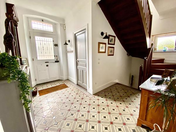 maison en pierre, rénovée, avec terrain attenant, dépendances et piscine