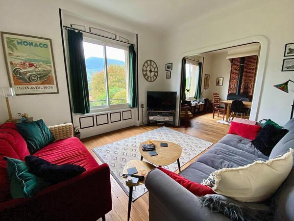 maison en pierre, rénovée, avec terrain attenant, dépendances et piscine