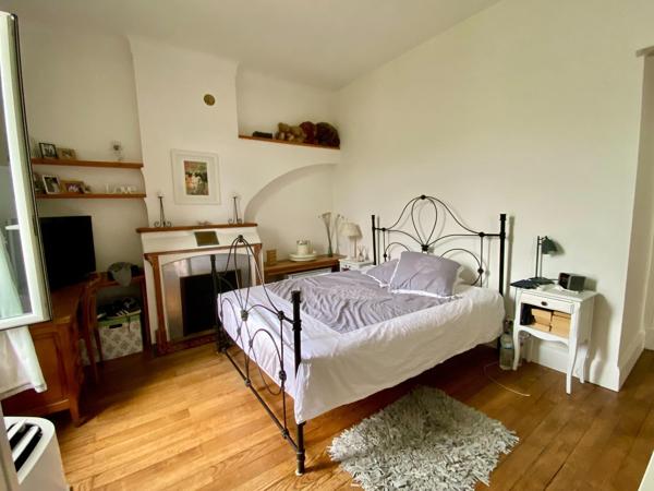 maison en pierre, rénovée, avec terrain attenant, dépendances et piscine