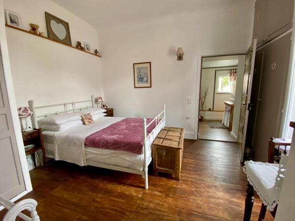 maison en pierre, rénovée, avec terrain attenant, dépendances et piscine