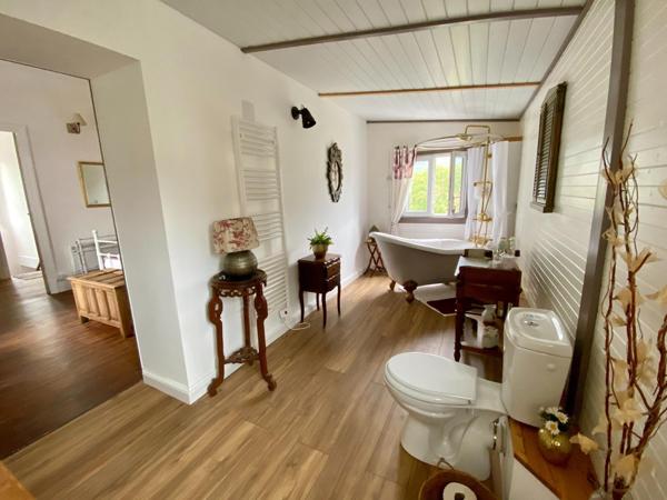 maison en pierre, rénovée, avec terrain attenant, dépendances et piscine