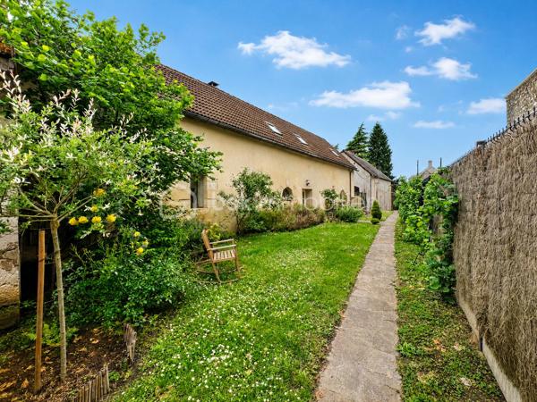 Dans un secteur très recherché de Saint-Denis-en-Val, venez découvrir cette maison atypique où le charme de la pierre et des poutres apparentes opère dès les premiers instants.
Édifiée sur une parcelle de 520 m², cette propriété pleine de caractère offre une atmosphère authentique et chaleureuse.
Au rez-de-chaussée, vous découvrirez une cuisine conviviale ouverte sur une agréable salle à manger, depuis laquelle vous accéderez à une magnifique cave voûtée, véritable atout de charme pour les amateurs d’authenticité.
Dans la continuité, vous trouverez un espace salon cocooning agrémenté d’un poêle à bois. Une mezzanine surplombe cet espace et pourra accueillir un bureau, un coin lecture ou un espace détente selon vos envies.
À l’étage, la maison dispose de trois chambres ainsi que de deux salles d’eau, dont une avec toilettes.
À l’extérieur, vous profiterez d’une terrasse sans vis-à-vis, d’un jardin intimiste et d’une piscine pour les beaux jours. Un stationnement extérieur, un carport ainsi que des dépendances viennent compléter ce bien rare sur le secteur.
Une maison coup de cœur, idéale pour les amoureux de l’ancien et des biens de caractère.