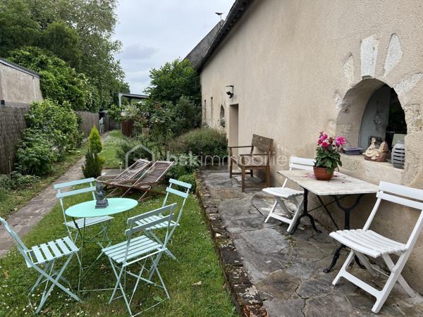 Dans un secteur très recherché de Saint-Denis-en-Val, venez découvrir cette maison atypique où le charme de la pierre et des poutres apparentes opère dès les premiers instants.
Édifiée sur une parcelle de 520 m², cette propriété pleine de caractère offre une atmosphère authentique et chaleureuse.
Au rez-de-chaussée, vous découvrirez une cuisine conviviale ouverte sur une agréable salle à manger, depuis laquelle vous accéderez à une magnifique cave voûtée, véritable atout de charme pour les amateurs d’authenticité.
Dans la continuité, vous trouverez un espace salon cocooning agrémenté d’un poêle à bois. Une mezzanine surplombe cet espace et pourra accueillir un bureau, un coin lecture ou un espace détente selon vos envies.
À l’étage, la maison dispose de trois chambres ainsi que de deux salles d’eau, dont une avec toilettes.
À l’extérieur, vous profiterez d’une terrasse sans vis-à-vis, d’un jardin intimiste et d’une piscine pour les beaux jours. Un stationnement extérieur, un carport ainsi que des dépendances viennent compléter ce bien rare sur le secteur.
Une maison coup de cœur, idéale pour les amoureux de l’ancien et des biens de caractère.