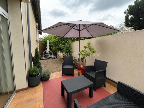 Dans un secteur très recherché de Saint-Denis-en-Val, venez découvrir cette maison atypique où le charme de la pierre et des poutres apparentes opère dès les premiers instants.
Édifiée sur une parcelle de 520 m², cette propriété pleine de caractère offre une atmosphère authentique et chaleureuse.
Au rez-de-chaussée, vous découvrirez une cuisine conviviale ouverte sur une agréable salle à manger, depuis laquelle vous accéderez à une magnifique cave voûtée, véritable atout de charme pour les amateurs d’authenticité.
Dans la continuité, vous trouverez un espace salon cocooning agrémenté d’un poêle à bois. Une mezzanine surplombe cet espace et pourra accueillir un bureau, un coin lecture ou un espace détente selon vos envies.
À l’étage, la maison dispose de trois chambres ainsi que de deux salles d’eau, dont une avec toilettes.
À l’extérieur, vous profiterez d’une terrasse sans vis-à-vis, d’un jardin intimiste et d’une piscine pour les beaux jours. Un stationnement extérieur, un carport ainsi que des dépendances viennent compléter ce bien rare sur le secteur.
Une maison coup de cœur, idéale pour les amoureux de l’ancien et des biens de caractère.
