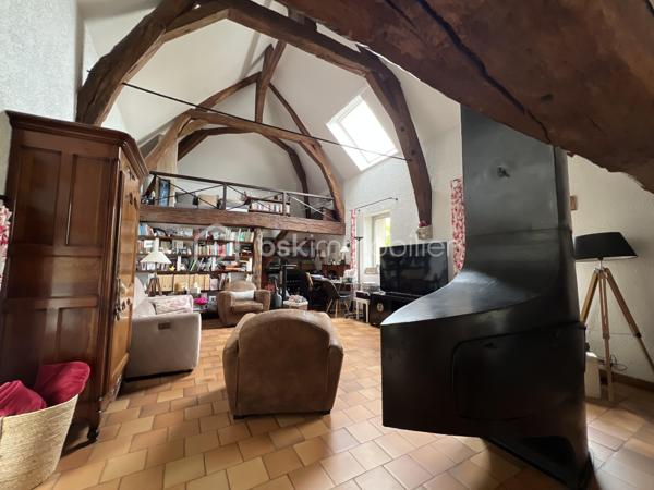 Dans un secteur très recherché de Saint-Denis-en-Val, venez découvrir cette maison atypique où le charme de la pierre et des poutres apparentes opère dès les premiers instants.
Édifiée sur une parcelle de 520 m², cette propriété pleine de caractère offre une atmosphère authentique et chaleureuse.
Au rez-de-chaussée, vous découvrirez une cuisine conviviale ouverte sur une agréable salle à manger, depuis laquelle vous accéderez à une magnifique cave voûtée, véritable atout de charme pour les amateurs d’authenticité.
Dans la continuité, vous trouverez un espace salon cocooning agrémenté d’un poêle à bois. Une mezzanine surplombe cet espace et pourra accueillir un bureau, un coin lecture ou un espace détente selon vos envies.
À l’étage, la maison dispose de trois chambres ainsi que de deux salles d’eau, dont une avec toilettes.
À l’extérieur, vous profiterez d’une terrasse sans vis-à-vis, d’un jardin intimiste et d’une piscine pour les beaux jours. Un stationnement extérieur, un carport ainsi que des dépendances viennent compléter ce bien rare sur le secteur.
Une maison coup de cœur, idéale pour les amoureux de l’ancien et des biens de caractère.