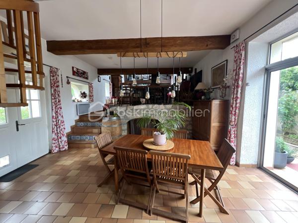 Dans un secteur très recherché de Saint-Denis-en-Val, venez découvrir cette maison atypique où le charme de la pierre et des poutres apparentes opère dès les premiers instants.
Édifiée sur une parcelle de 520 m², cette propriété pleine de caractère offre une atmosphère authentique et chaleureuse.
Au rez-de-chaussée, vous découvrirez une cuisine conviviale ouverte sur une agréable salle à manger, depuis laquelle vous accéderez à une magnifique cave voûtée, véritable atout de charme pour les amateurs d’authenticité.
Dans la continuité, vous trouverez un espace salon cocooning agrémenté d’un poêle à bois. Une mezzanine surplombe cet espace et pourra accueillir un bureau, un coin lecture ou un espace détente selon vos envies.
À l’étage, la maison dispose de trois chambres ainsi que de deux salles d’eau, dont une avec toilettes.
À l’extérieur, vous profiterez d’une terrasse sans vis-à-vis, d’un jardin intimiste et d’une piscine pour les beaux jours. Un stationnement extérieur, un carport ainsi que des dépendances viennent compléter ce bien rare sur le secteur.
Une maison coup de cœur, idéale pour les amoureux de l’ancien et des biens de caractère.