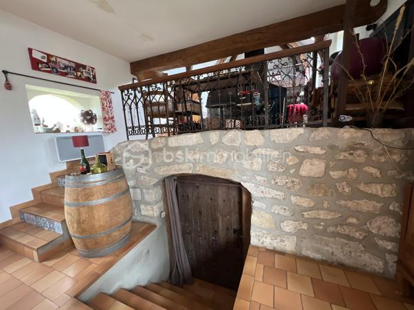 Dans un secteur très recherché de Saint-Denis-en-Val, venez découvrir cette maison atypique où le charme de la pierre et des poutres apparentes opère dès les premiers instants.
Édifiée sur une parcelle de 520 m², cette propriété pleine de caractère offre une atmosphère authentique et chaleureuse.
Au rez-de-chaussée, vous découvrirez une cuisine conviviale ouverte sur une agréable salle à manger, depuis laquelle vous accéderez à une magnifique cave voûtée, véritable atout de charme pour les amateurs d’authenticité.
Dans la continuité, vous trouverez un espace salon cocooning agrémenté d’un poêle à bois. Une mezzanine surplombe cet espace et pourra accueillir un bureau, un coin lecture ou un espace détente selon vos envies.
À l’étage, la maison dispose de trois chambres ainsi que de deux salles d’eau, dont une avec toilettes.
À l’extérieur, vous profiterez d’une terrasse sans vis-à-vis, d’un jardin intimiste et d’une piscine pour les beaux jours. Un stationnement extérieur, un carport ainsi que des dépendances viennent compléter ce bien rare sur le secteur.
Une maison coup de cœur, idéale pour les amoureux de l’ancien et des biens de caractère.