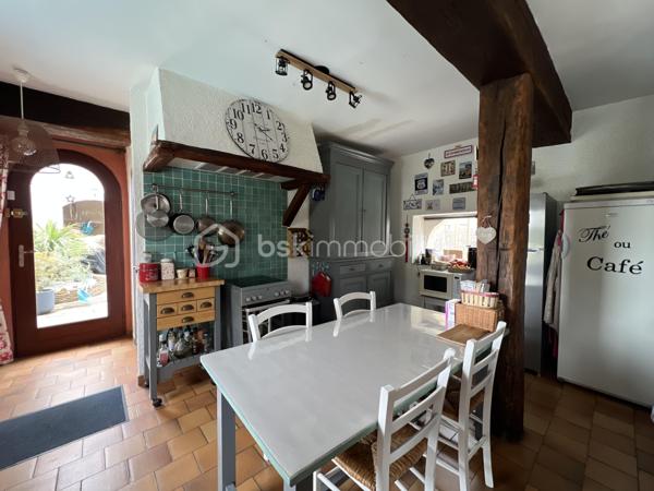 Dans un secteur très recherché de Saint-Denis-en-Val, venez découvrir cette maison atypique où le charme de la pierre et des poutres apparentes opère dès les premiers instants.
Édifiée sur une parcelle de 520 m², cette propriété pleine de caractère offre une atmosphère authentique et chaleureuse.
Au rez-de-chaussée, vous découvrirez une cuisine conviviale ouverte sur une agréable salle à manger, depuis laquelle vous accéderez à une magnifique cave voûtée, véritable atout de charme pour les amateurs d’authenticité.
Dans la continuité, vous trouverez un espace salon cocooning agrémenté d’un poêle à bois. Une mezzanine surplombe cet espace et pourra accueillir un bureau, un coin lecture ou un espace détente selon vos envies.
À l’étage, la maison dispose de trois chambres ainsi que de deux salles d’eau, dont une avec toilettes.
À l’extérieur, vous profiterez d’une terrasse sans vis-à-vis, d’un jardin intimiste et d’une piscine pour les beaux jours. Un stationnement extérieur, un carport ainsi que des dépendances viennent compléter ce bien rare sur le secteur.
Une maison coup de cœur, idéale pour les amoureux de l’ancien et des biens de caractère.