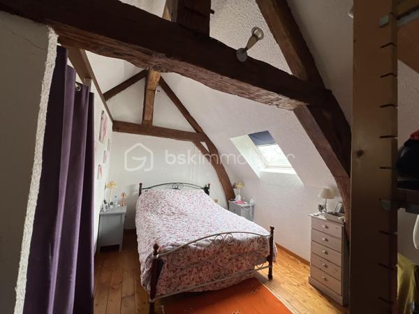 Dans un secteur très recherché de Saint-Denis-en-Val, venez découvrir cette maison atypique où le charme de la pierre et des poutres apparentes opère dès les premiers instants.
Édifiée sur une parcelle de 520 m², cette propriété pleine de caractère offre une atmosphère authentique et chaleureuse.
Au rez-de-chaussée, vous découvrirez une cuisine conviviale ouverte sur une agréable salle à manger, depuis laquelle vous accéderez à une magnifique cave voûtée, véritable atout de charme pour les amateurs d’authenticité.
Dans la continuité, vous trouverez un espace salon cocooning agrémenté d’un poêle à bois. Une mezzanine surplombe cet espace et pourra accueillir un bureau, un coin lecture ou un espace détente selon vos envies.
À l’étage, la maison dispose de trois chambres ainsi que de deux salles d’eau, dont une avec toilettes.
À l’extérieur, vous profiterez d’une terrasse sans vis-à-vis, d’un jardin intimiste et d’une piscine pour les beaux jours. Un stationnement extérieur, un carport ainsi que des dépendances viennent compléter ce bien rare sur le secteur.
Une maison coup de cœur, idéale pour les amoureux de l’ancien et des biens de caractère.