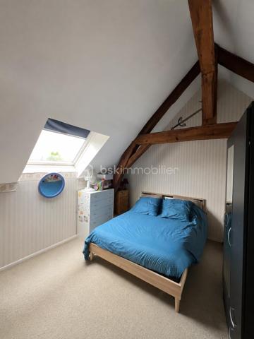 Dans un secteur très recherché de Saint-Denis-en-Val, venez découvrir cette maison atypique où le charme de la pierre et des poutres apparentes opère dès les premiers instants.
Édifiée sur une parcelle de 520 m², cette propriété pleine de caractère offre une atmosphère authentique et chaleureuse.
Au rez-de-chaussée, vous découvrirez une cuisine conviviale ouverte sur une agréable salle à manger, depuis laquelle vous accéderez à une magnifique cave voûtée, véritable atout de charme pour les amateurs d’authenticité.
Dans la continuité, vous trouverez un espace salon cocooning agrémenté d’un poêle à bois. Une mezzanine surplombe cet espace et pourra accueillir un bureau, un coin lecture ou un espace détente selon vos envies.
À l’étage, la maison dispose de trois chambres ainsi que de deux salles d’eau, dont une avec toilettes.
À l’extérieur, vous profiterez d’une terrasse sans vis-à-vis, d’un jardin intimiste et d’une piscine pour les beaux jours. Un stationnement extérieur, un carport ainsi que des dépendances viennent compléter ce bien rare sur le secteur.
Une maison coup de cœur, idéale pour les amoureux de l’ancien et des biens de caractère.