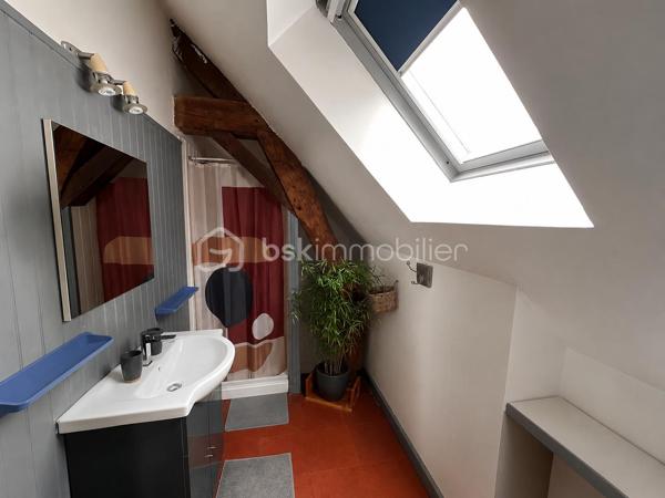 Dans un secteur très recherché de Saint-Denis-en-Val, venez découvrir cette maison atypique où le charme de la pierre et des poutres apparentes opère dès les premiers instants.
Édifiée sur une parcelle de 520 m², cette propriété pleine de caractère offre une atmosphère authentique et chaleureuse.
Au rez-de-chaussée, vous découvrirez une cuisine conviviale ouverte sur une agréable salle à manger, depuis laquelle vous accéderez à une magnifique cave voûtée, véritable atout de charme pour les amateurs d’authenticité.
Dans la continuité, vous trouverez un espace salon cocooning agrémenté d’un poêle à bois. Une mezzanine surplombe cet espace et pourra accueillir un bureau, un coin lecture ou un espace détente selon vos envies.
À l’étage, la maison dispose de trois chambres ainsi que de deux salles d’eau, dont une avec toilettes.
À l’extérieur, vous profiterez d’une terrasse sans vis-à-vis, d’un jardin intimiste et d’une piscine pour les beaux jours. Un stationnement extérieur, un carport ainsi que des dépendances viennent compléter ce bien rare sur le secteur.
Une maison coup de cœur, idéale pour les amoureux de l’ancien et des biens de caractère.