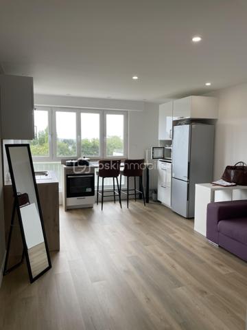 Découvrez cette magnifique maison de 62,58 m² située au cœur de Hérouville-Saint-Clair. Idéale pour une vie citadine , elle allie modernité et confort grâce à une récente rénovation.

Cet appartement  comprend 4 pièces spacieuses, dont 3 chambres lumineuses, et un espace de vie  avec une cuisine fonctionnelle. Elle dispose d'une salle d'eau moderne, de WC séparés, et offre un système de double vitrage pour un confort optimal.

Profitez de son balcon ,parfait pour admirer le lever du soleil . De plus, une cave et un box complètent ce bien, dans une copropriété sécurisée par digicode et interphone.
À proximité des commodités urbaines, cette propriété est une véritable perle rare dans son secteur.

Contactez dès maintenant Maëva RENALES pour une visite !