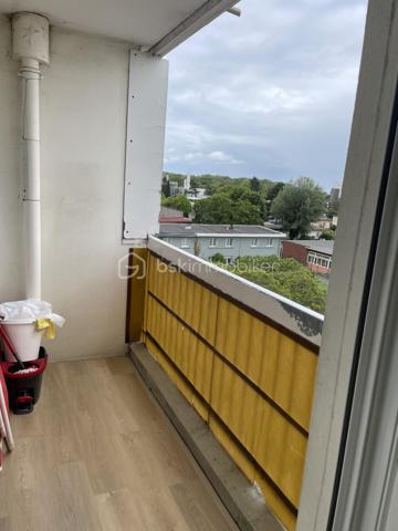 Découvrez cette magnifique maison de 62,58 m² située au cœur de Hérouville-Saint-Clair. Idéale pour une vie citadine , elle allie modernité et confort grâce à une récente rénovation.

Cet appartement  comprend 4 pièces spacieuses, dont 3 chambres lumineuses, et un espace de vie  avec une cuisine fonctionnelle. Elle dispose d'une salle d'eau moderne, de WC séparés, et offre un système de double vitrage pour un confort optimal.

Profitez de son balcon ,parfait pour admirer le lever du soleil . De plus, une cave et un box complètent ce bien, dans une copropriété sécurisée par digicode et interphone.
À proximité des commodités urbaines, cette propriété est une véritable perle rare dans son secteur.

Contactez dès maintenant Maëva RENALES pour une visite !