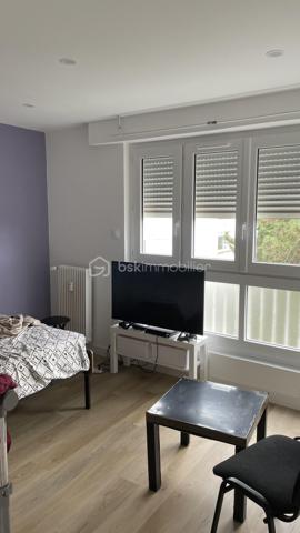 Découvrez cette magnifique maison de 62,58 m² située au cœur de Hérouville-Saint-Clair. Idéale pour une vie citadine , elle allie modernité et confort grâce à une récente rénovation.

Cet appartement  comprend 4 pièces spacieuses, dont 3 chambres lumineuses, et un espace de vie  avec une cuisine fonctionnelle. Elle dispose d'une salle d'eau moderne, de WC séparés, et offre un système de double vitrage pour un confort optimal.

Profitez de son balcon ,parfait pour admirer le lever du soleil . De plus, une cave et un box complètent ce bien, dans une copropriété sécurisée par digicode et interphone.
À proximité des commodités urbaines, cette propriété est une véritable perle rare dans son secteur.

Contactez dès maintenant Maëva RENALES pour une visite !