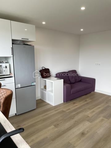 Découvrez cette magnifique maison de 62,58 m² située au cœur de Hérouville-Saint-Clair. Idéale pour une vie citadine , elle allie modernité et confort grâce à une récente rénovation.

Cet appartement  comprend 4 pièces spacieuses, dont 3 chambres lumineuses, et un espace de vie  avec une cuisine fonctionnelle. Elle dispose d'une salle d'eau moderne, de WC séparés, et offre un système de double vitrage pour un confort optimal.

Profitez de son balcon ,parfait pour admirer le lever du soleil . De plus, une cave et un box complètent ce bien, dans une copropriété sécurisée par digicode et interphone.
À proximité des commodités urbaines, cette propriété est une véritable perle rare dans son secteur.

Contactez dès maintenant Maëva RENALES pour une visite !