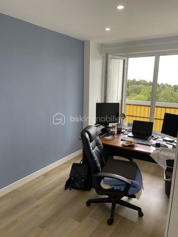 Découvrez cette magnifique maison de 62,58 m² située au cœur de Hérouville-Saint-Clair. Idéale pour une vie citadine , elle allie modernité et confort grâce à une récente rénovation.

Cet appartement  comprend 4 pièces spacieuses, dont 3 chambres lumineuses, et un espace de vie  avec une cuisine fonctionnelle. Elle dispose d'une salle d'eau moderne, de WC séparés, et offre un système de double vitrage pour un confort optimal.

Profitez de son balcon ,parfait pour admirer le lever du soleil . De plus, une cave et un box complètent ce bien, dans une copropriété sécurisée par digicode et interphone.
À proximité des commodités urbaines, cette propriété est une véritable perle rare dans son secteur.

Contactez dès maintenant Maëva RENALES pour une visite !