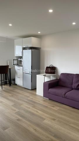 Découvrez cette magnifique maison de 62,58 m² située au cœur de Hérouville-Saint-Clair. Idéale pour une vie citadine , elle allie modernité et confort grâce à une récente rénovation.

Cet appartement  comprend 4 pièces spacieuses, dont 3 chambres lumineuses, et un espace de vie  avec une cuisine fonctionnelle. Elle dispose d'une salle d'eau moderne, de WC séparés, et offre un système de double vitrage pour un confort optimal.

Profitez de son balcon ,parfait pour admirer le lever du soleil . De plus, une cave et un box complètent ce bien, dans une copropriété sécurisée par digicode et interphone.
À proximité des commodités urbaines, cette propriété est une véritable perle rare dans son secteur.

Contactez dès maintenant Maëva RENALES pour une visite !