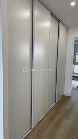 Découvrez cette magnifique maison de 62,58 m² située au cœur de Hérouville-Saint-Clair. Idéale pour une vie citadine , elle allie modernité et confort grâce à une récente rénovation.

Cet appartement  comprend 4 pièces spacieuses, dont 3 chambres lumineuses, et un espace de vie  avec une cuisine fonctionnelle. Elle dispose d'une salle d'eau moderne, de WC séparés, et offre un système de double vitrage pour un confort optimal.

Profitez de son balcon ,parfait pour admirer le lever du soleil . De plus, une cave et un box complètent ce bien, dans une copropriété sécurisée par digicode et interphone.
À proximité des commodités urbaines, cette propriété est une véritable perle rare dans son secteur.

Contactez dès maintenant Maëva RENALES pour une visite !