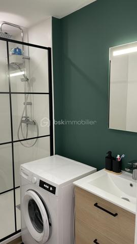Découvrez cette magnifique maison de 62,58 m² située au cœur de Hérouville-Saint-Clair. Idéale pour une vie citadine , elle allie modernité et confort grâce à une récente rénovation.

Cet appartement  comprend 4 pièces spacieuses, dont 3 chambres lumineuses, et un espace de vie  avec une cuisine fonctionnelle. Elle dispose d'une salle d'eau moderne, de WC séparés, et offre un système de double vitrage pour un confort optimal.

Profitez de son balcon ,parfait pour admirer le lever du soleil . De plus, une cave et un box complètent ce bien, dans une copropriété sécurisée par digicode et interphone.
À proximité des commodités urbaines, cette propriété est une véritable perle rare dans son secteur.

Contactez dès maintenant Maëva RENALES pour une visite !