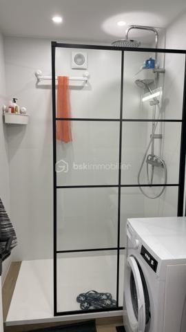Découvrez cette magnifique maison de 62,58 m² située au cœur de Hérouville-Saint-Clair. Idéale pour une vie citadine , elle allie modernité et confort grâce à une récente rénovation.

Cet appartement  comprend 4 pièces spacieuses, dont 3 chambres lumineuses, et un espace de vie  avec une cuisine fonctionnelle. Elle dispose d'une salle d'eau moderne, de WC séparés, et offre un système de double vitrage pour un confort optimal.

Profitez de son balcon ,parfait pour admirer le lever du soleil . De plus, une cave et un box complètent ce bien, dans une copropriété sécurisée par digicode et interphone.
À proximité des commodités urbaines, cette propriété est une véritable perle rare dans son secteur.

Contactez dès maintenant Maëva RENALES pour une visite !