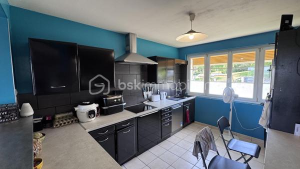 Dans la très recherché village de AIGLEMONT

Pavillon indépendant de type 7 sur sous sol avec garage

Dès l'entrée vous y trouverez: 

Un couloir avec placard de rangement desservant : 
. Une cuisine 
. Un très grand séjour donnant sur sa terrasse et son coin Jacuzzi
. Une salle de douche double vasque
. Deux chambres
. Un wc

A l'étage : 

. Quatre chambres
. Une salle de douche avec wc
. Plusieurs rangements sous combles

La maison possède également un jardin d'hiver sous la terrasse à rénover, idéal pour coin détente, sport, salle de jeux...

Cette maison nécessite une remise en valeur du bien par des travaux de finitions a hauteur de 10 000 euros 

Adoucisseur d'eau
Fenêtres double vitrage PVC volets roulants
Poêle à pellets 

Taxe foncière annuelle 2000 euros environ.
Tout à l'égout.