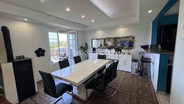 Dans la très recherché village de AIGLEMONT

Pavillon indépendant de type 7 sur sous sol avec garage

Dès l'entrée vous y trouverez: 

Un couloir avec placard de rangement desservant : 
. Une cuisine 
. Un très grand séjour donnant sur sa terrasse et son coin Jacuzzi
. Une salle de douche double vasque
. Deux chambres
. Un wc

A l'étage : 

. Quatre chambres
. Une salle de douche avec wc
. Plusieurs rangements sous combles

La maison possède également un jardin d'hiver sous la terrasse à rénover, idéal pour coin détente, sport, salle de jeux...

Cette maison nécessite une remise en valeur du bien par des travaux de finitions a hauteur de 10 000 euros 

Adoucisseur d'eau
Fenêtres double vitrage PVC volets roulants
Poêle à pellets 

Taxe foncière annuelle 2000 euros environ.
Tout à l'égout.