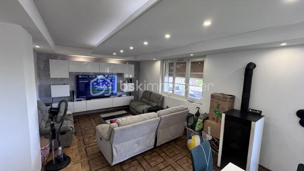Dans la très recherché village de AIGLEMONT

Pavillon indépendant de type 7 sur sous sol avec garage

Dès l'entrée vous y trouverez: 

Un couloir avec placard de rangement desservant : 
. Une cuisine 
. Un très grand séjour donnant sur sa terrasse et son coin Jacuzzi
. Une salle de douche double vasque
. Deux chambres
. Un wc

A l'étage : 

. Quatre chambres
. Une salle de douche avec wc
. Plusieurs rangements sous combles

La maison possède également un jardin d'hiver sous la terrasse à rénover, idéal pour coin détente, sport, salle de jeux...

Cette maison nécessite une remise en valeur du bien par des travaux de finitions a hauteur de 10 000 euros 

Adoucisseur d'eau
Fenêtres double vitrage PVC volets roulants
Poêle à pellets 

Taxe foncière annuelle 2000 euros environ.
Tout à l'égout.