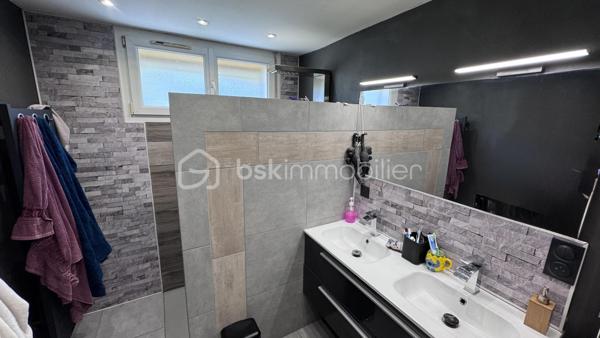 Dans la très recherché village de AIGLEMONT

Pavillon indépendant de type 7 sur sous sol avec garage

Dès l'entrée vous y trouverez: 

Un couloir avec placard de rangement desservant : 
. Une cuisine 
. Un très grand séjour donnant sur sa terrasse et son coin Jacuzzi
. Une salle de douche double vasque
. Deux chambres
. Un wc

A l'étage : 

. Quatre chambres
. Une salle de douche avec wc
. Plusieurs rangements sous combles

La maison possède également un jardin d'hiver sous la terrasse à rénover, idéal pour coin détente, sport, salle de jeux...

Cette maison nécessite une remise en valeur du bien par des travaux de finitions a hauteur de 10 000 euros 

Adoucisseur d'eau
Fenêtres double vitrage PVC volets roulants
Poêle à pellets 

Taxe foncière annuelle 2000 euros environ.
Tout à l'égout.