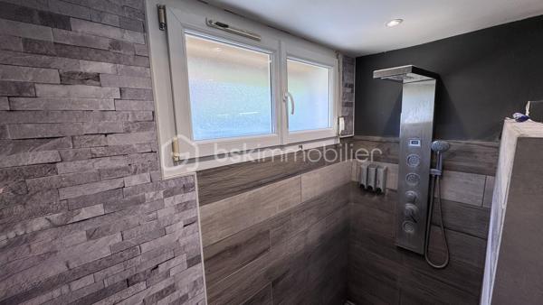 Dans la très recherché village de AIGLEMONT

Pavillon indépendant de type 7 sur sous sol avec garage

Dès l'entrée vous y trouverez: 

Un couloir avec placard de rangement desservant : 
. Une cuisine 
. Un très grand séjour donnant sur sa terrasse et son coin Jacuzzi
. Une salle de douche double vasque
. Deux chambres
. Un wc

A l'étage : 

. Quatre chambres
. Une salle de douche avec wc
. Plusieurs rangements sous combles

La maison possède également un jardin d'hiver sous la terrasse à rénover, idéal pour coin détente, sport, salle de jeux...

Cette maison nécessite une remise en valeur du bien par des travaux de finitions a hauteur de 10 000 euros 

Adoucisseur d'eau
Fenêtres double vitrage PVC volets roulants
Poêle à pellets 

Taxe foncière annuelle 2000 euros environ.
Tout à l'égout.