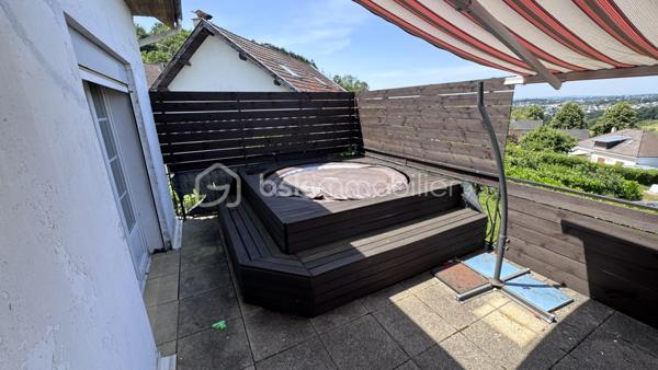 Dans la très recherché village de AIGLEMONT

Pavillon indépendant de type 7 sur sous sol avec garage

Dès l'entrée vous y trouverez: 

Un couloir avec placard de rangement desservant : 
. Une cuisine 
. Un très grand séjour donnant sur sa terrasse et son coin Jacuzzi
. Une salle de douche double vasque
. Deux chambres
. Un wc

A l'étage : 

. Quatre chambres
. Une salle de douche avec wc
. Plusieurs rangements sous combles

La maison possède également un jardin d'hiver sous la terrasse à rénover, idéal pour coin détente, sport, salle de jeux...

Cette maison nécessite une remise en valeur du bien par des travaux de finitions a hauteur de 10 000 euros 

Adoucisseur d'eau
Fenêtres double vitrage PVC volets roulants
Poêle à pellets 

Taxe foncière annuelle 2000 euros environ.
Tout à l'égout.