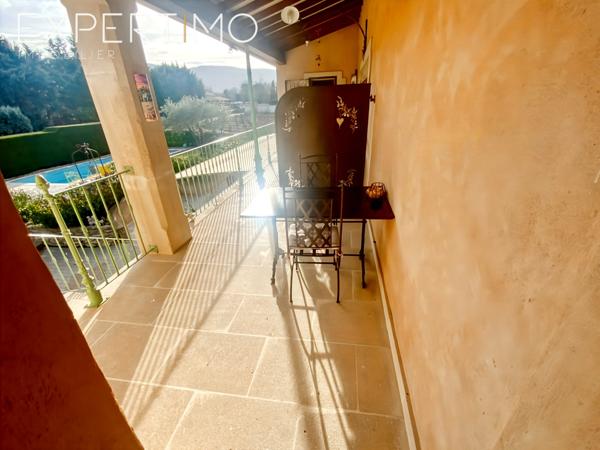 Bonnieux (84480) Appartement 45m2 avec terrasse et vue sur Bonnieux, copropriété avec piscine et parking privé.