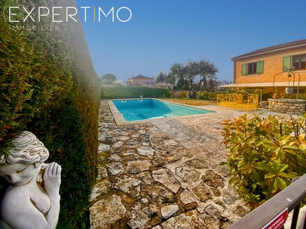 Bonnieux (84480) Appartement 45m2 avec terrasse et vue sur Bonnieux, copropriété avec piscine et parking privé.