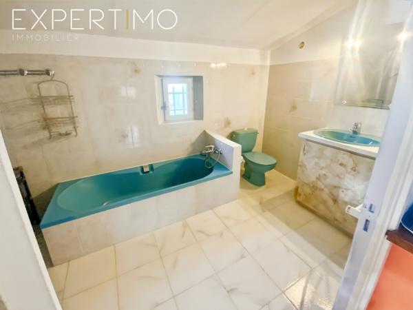 Bonnieux (84480) Appartement 45m2 avec terrasse et vue sur Bonnieux, copropriété avec piscine et parking privé.