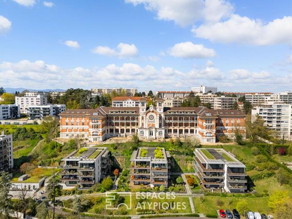 Toit-terrasse avec grandes terrasses et vue imprenable sur Lyon dans une résidence de standing