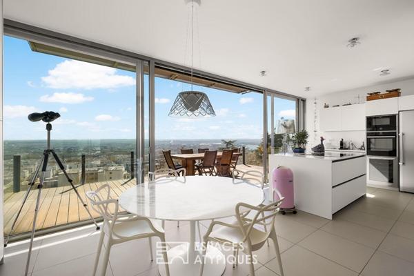 Toit-terrasse avec grandes terrasses et vue imprenable sur Lyon dans une résidence de standing