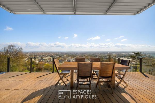 Toit-terrasse avec grandes terrasses et vue imprenable sur Lyon dans une résidence de standing