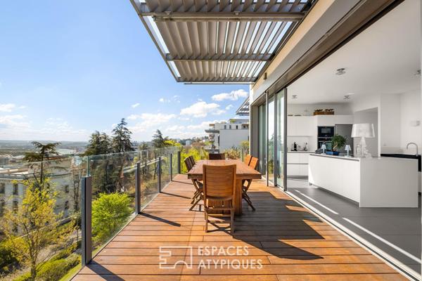 Toit-terrasse avec grandes terrasses et vue imprenable sur Lyon dans une résidence de standing