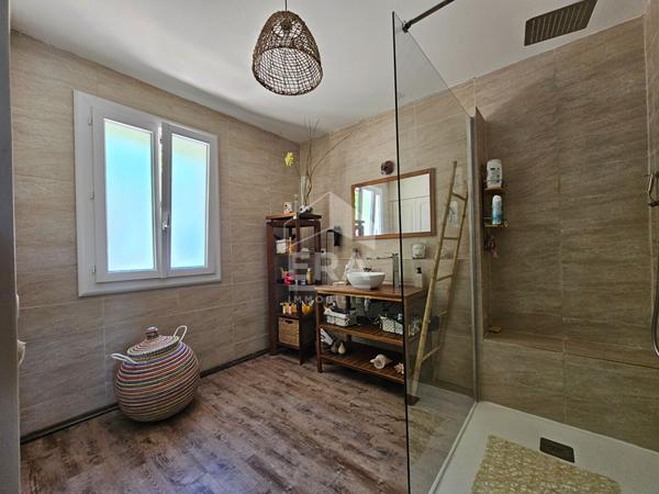 LANÇON-PROVENCE - Maison de plain-pied de 116m² - 3 chambres - piscine - 900m² de terrain