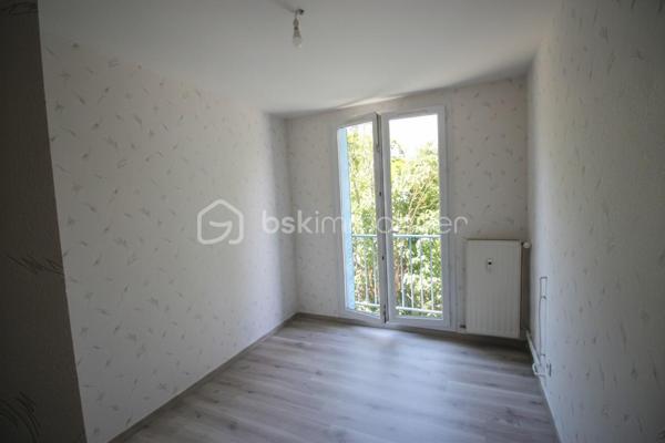✨ Luminosité, volumes et environnement verdoyant
Au sein de la résidence Le Bellevue, appréciée pour ses espaces verts et sa situation pratique, découvrez ce bel appartement traversant de type 3 offrant un cadre de vie agréable et fonctionnel.
Dès l'entrée, un hall dessert harmonieusement les différents espaces de vie.
🛋️ Un séjour-salon spacieux et lumineux vous accueille avec un accès direct à un large balcon traversant bénéficiant d'une vue dégagée sur les espaces arborés de la résidence. Un véritable prolongement de l'espace de vie, idéal pour profiter des beaux jours en toute tranquillité.
🍽️ La cuisine indépendante, aménagée et équipée, offre un espace pratique et convivial. Elle bénéficie d'un second balcon fermé pouvant être utilisé comme buanderie, cellier ou espace de rangement complémentaire.
🛏️ L'espace nuit se compose de deux chambres confortables, chacune équipée de placards intégrés, offrant de belles capacités de rangement.
🚿 La salle d'eau, rénovée avec goût, dispose d'une grande douche à l'italienne et d'un mobilier contemporain.
📦 Une cave privative complète ce bien.
📍 Une adresse idéale pour une résidence principale, un premier achat ou un investissement patrimonial dans un environnement calme tout en restant proche des commodités.
📞 Pour plus d'informations ou organiser une visite, contactez-moi dès maintenant.

🚗 Possibilité d'acquérir un garage fermé en supplément au prix de 15 000 €.