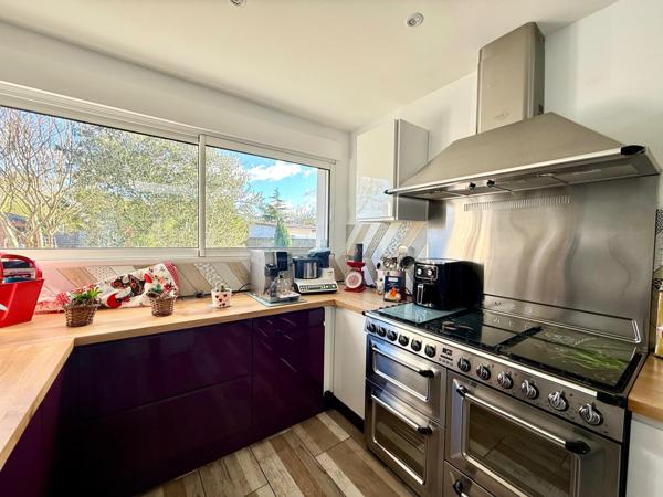 Idéalement située, Maison 4 chambres, parfait état