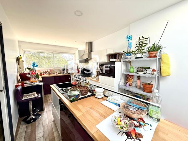 Idéalement située, Maison 4 chambres, parfait état