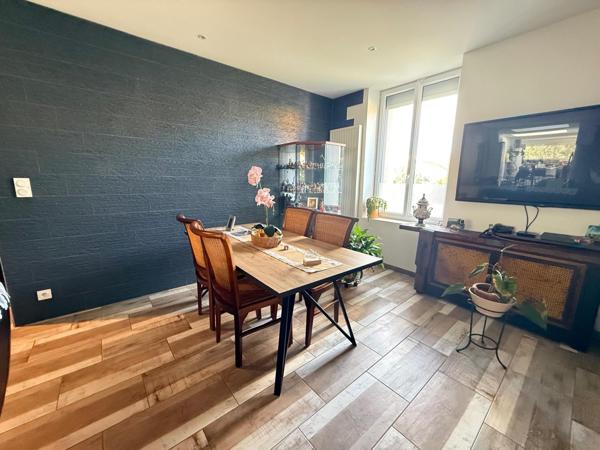 Idéalement située, Maison 4 chambres, parfait état