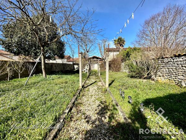 BELLE MAISON DE CENTRE. VILLAGE TOUS COMMERCES