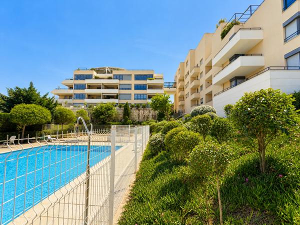 Appartement
         2 pièces
        - 57 m² 365 000 € *