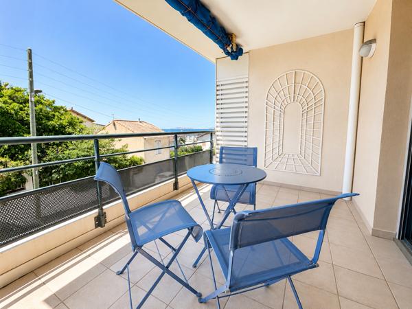 Appartement
         2 pièces
        - 57 m² 365 000 € *