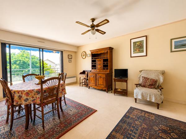 Appartement
         2 pièces
        - 57 m² 365 000 € *